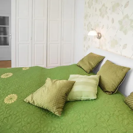 Astra 1 Apartment *
